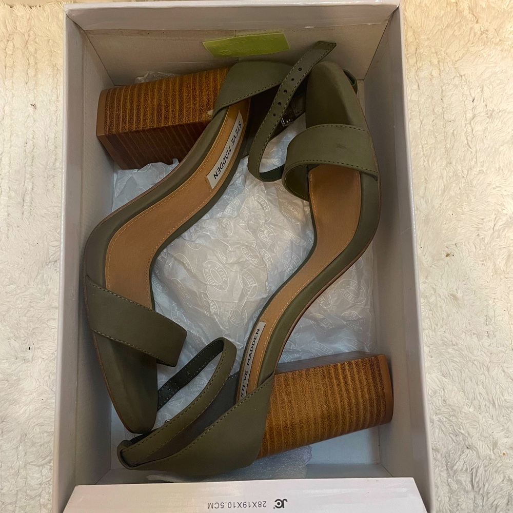 NWT Steve Madden Garcia Block Heel - Olive, Size 9